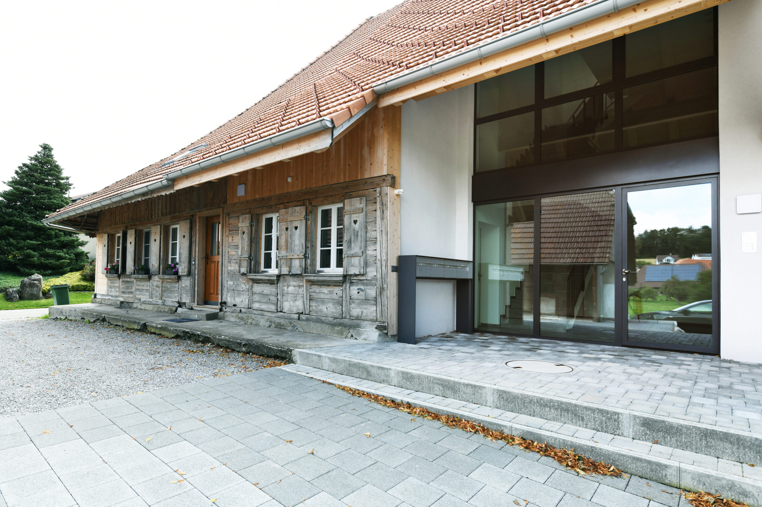 Das traditionelle Bauernhaus mit Mietwohnungen wurde umgebaut und modernisiert durch die Kobi Architektur AG in Biezwil. Das umgebaute Bauernhaus verfügt nun über einen modernen lichtdurchfluteten Eingangsbereich mit grossen Fensterfronten. Planung und Realisation wurde durch die Spezialisten der Kobi Architektur AG abgewickelt.