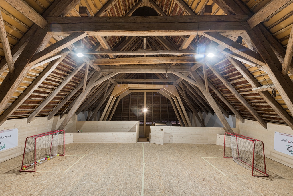 Renovierter Dachstuhl mit Unihockeyplatz (Regiobank-Arena) - Geplant und realisiert im Zuge des Bauernhaus Umbaus von der Kobi Architektur AG in Biezwil (Solothurn)