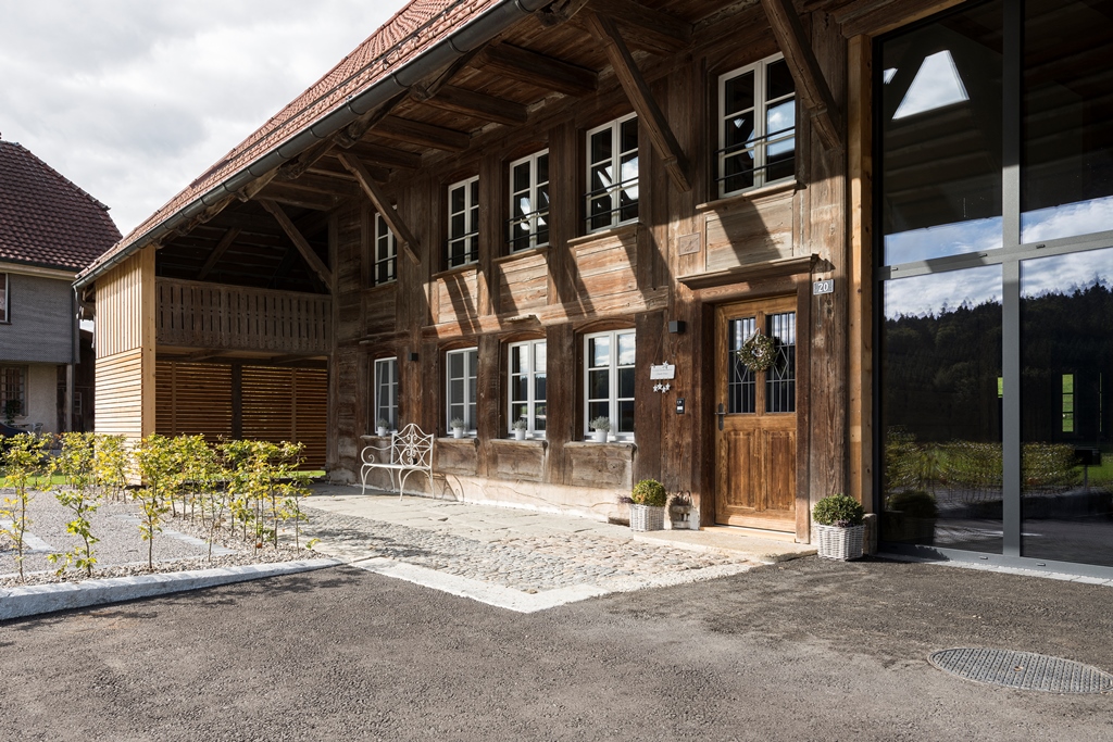 Das umgebaute traditionelle Schweizer Bauernhaus wurde von der Kobi Architektur AG in Biezwil (Solothurn) umgebaut und renoviert. Es wurde eine grosszügige Fesnterfront und ein schöner Sichtschutz aus hellem Holz geschaffen.