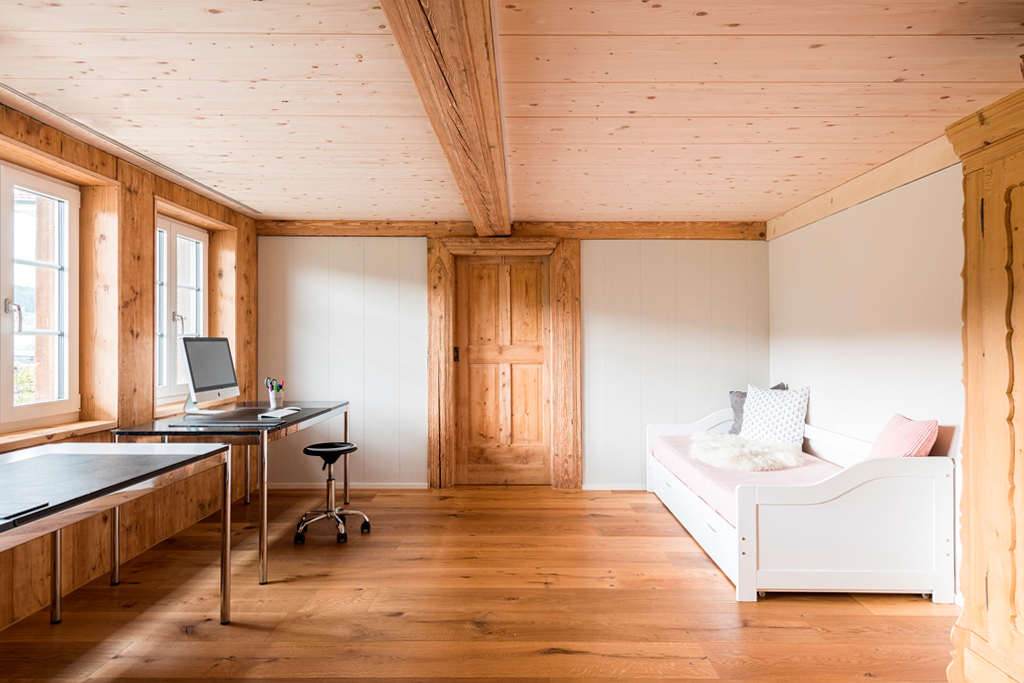 Im Zuge eines Bauernhaus Umbaus wurden auch die Innenräume neu gestaltet. Ein Raum wurde nun mit einem Gästebett und zwei Schreibtischen sowie Büroausstattung ausgerüstet und dient nun als Gästezimmer und Büro. Ein traditioneller Bauernschrank und eine rustikale Türe aus Holz verleihen einen authentischen Charakter - geplant und realisiert durch die Kobi Architektur AG in Biezwil (Solothurn)