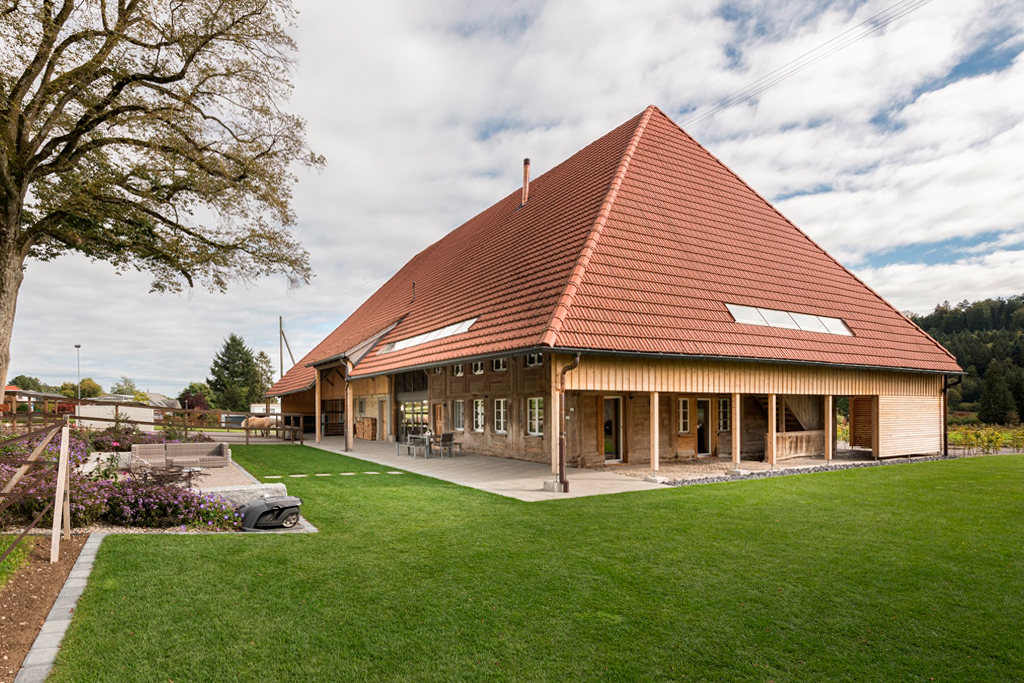 Das traumhafte Bauernhaus wurde komplett renoviert und umgebaut. Die Kobi Architektur AG in Biezwil ist spezialisiert auf den Umbau von Bauernhäusern in Solothurn und Bern (Buechiberg)